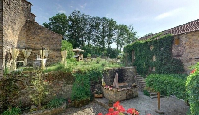 THE FIELD OF FARM FORTIFIED Alcapies SOUTH AVEYRON (CAVE OF BLUE CHEESE)