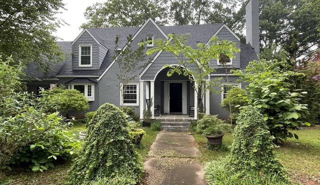 The Fig Tree Garden House.nCasual elegance in a park like setting