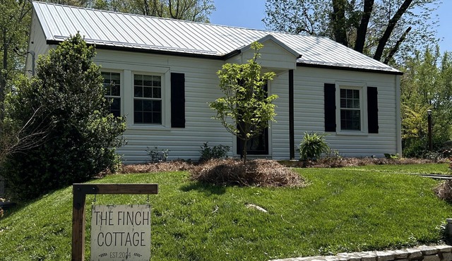 The Finch Cottage nCharming 2-bedroom cottage Historical District Mount Airy