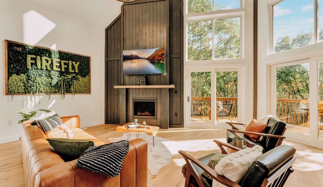 The Firefly: Chic Design Retreat with 3 Spacious Living Rooms, Cozy Firepit & Hot Tub