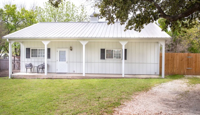The Firefly is between Waco and Corsicana, 5 minutes from the Navarro Mills Lake