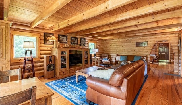 The Firefly Lodge – A Cozy Lake Retreat in Sullivan, IL