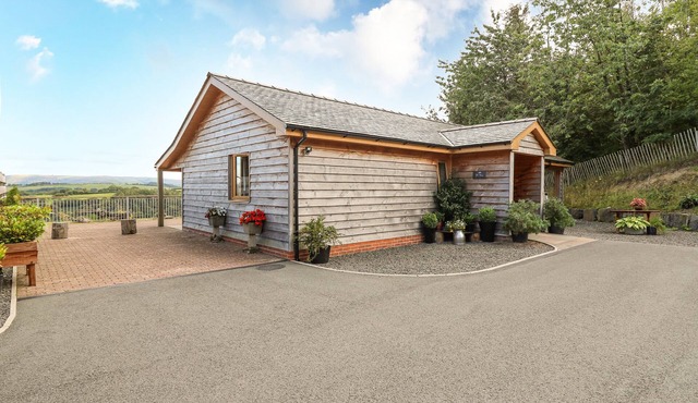 THE FIRS, family friendly, with hot tub in Llanidloes