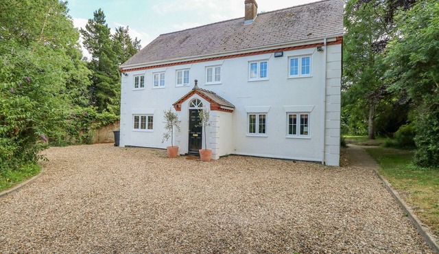 THE FIRS, pet friendly, character holiday cottage in Dereham