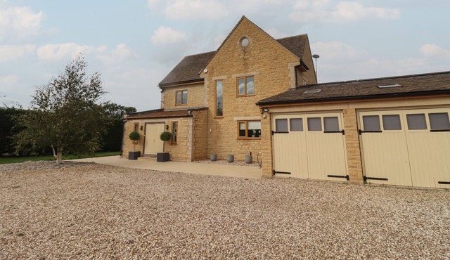 THE FIRS RETREAT, pet friendly, luxury holiday cottage in Brockworth