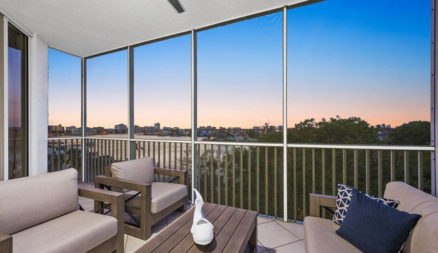 The Fitz - Stylish 3Br, 2Ba with pool. Walk to beach. Great views.