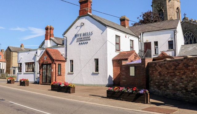 THE FIVE BELLS INN, character holiday cottage, with hot tub in Upwell