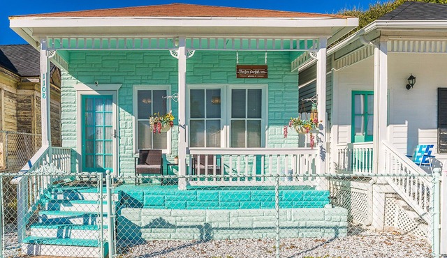 The Five Starfish Inn. Cute little beach vacation rental. 1 block to the Seawall