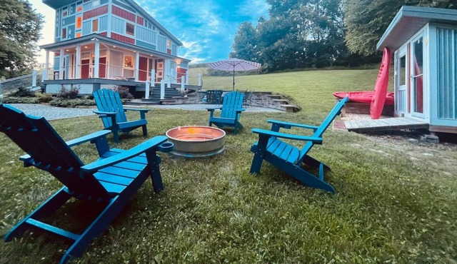 The Flag House: Eclectic hideaway near the river