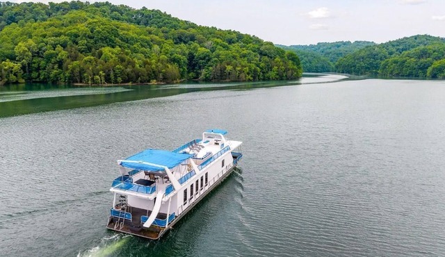 The Flagship Houseboat 84' - Largest Houseboat, 6 bedrooms,waterslide, fireplace on rooftop lounge area