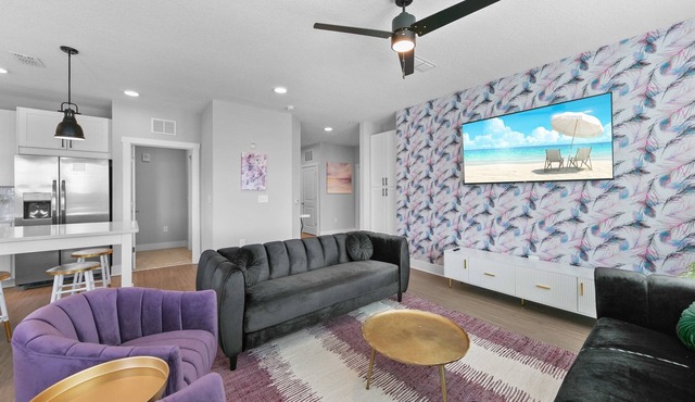 The Flamingo: Lush 2BR/2BA with Pool & Gym