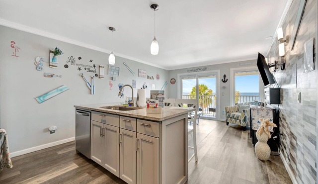 The Flamingo |Waterfront Balcony Condo Heated Pool