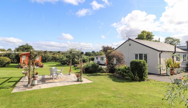 THE FLAT AT BRWYN, with a garden in Brynford