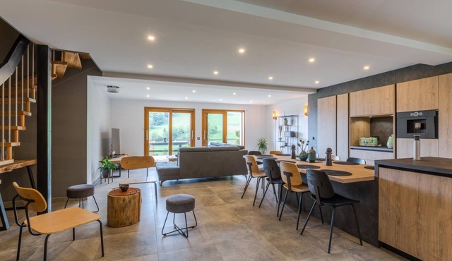 THE FLAT BENCH HOUSE