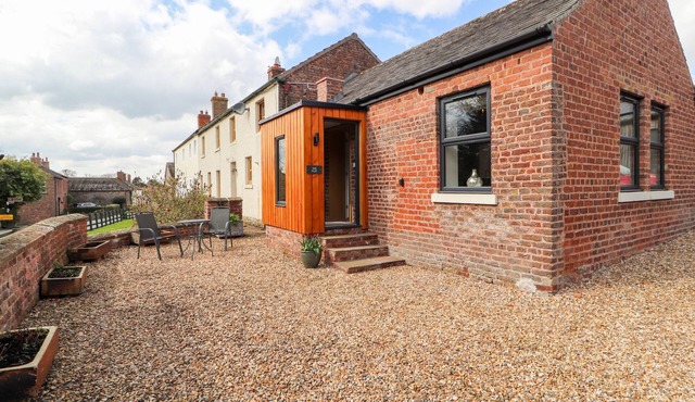THE FLAT, pet friendly, character holiday cottage in Burgh By Sands