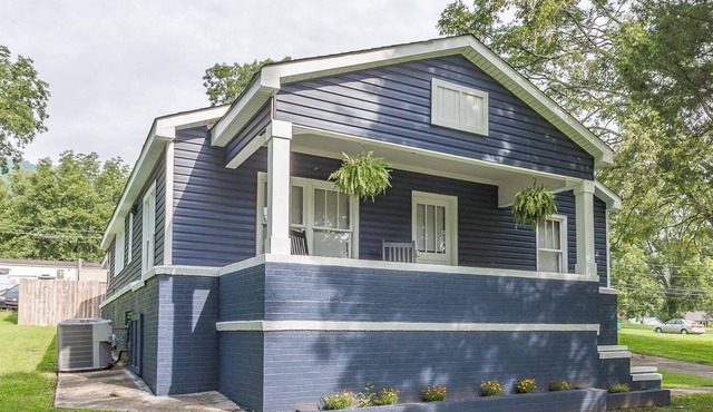 The Fleetwood - Charming Cottage with Game Room