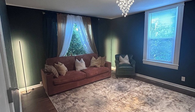 The Fleur Di Lis - 3 bedroom apartment in welcoming Eugene with WiFi