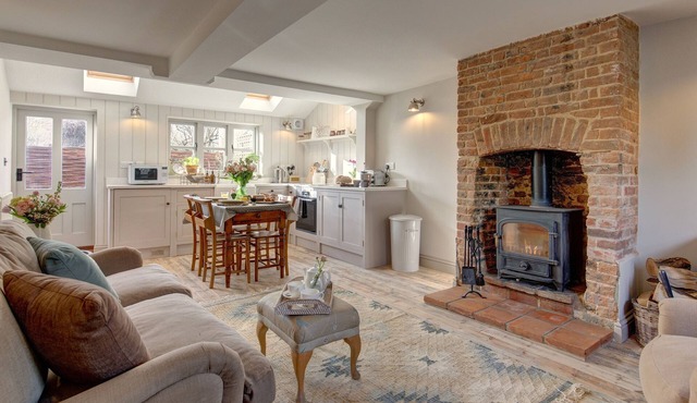 The Flints - sleeps 3 guests in 2 bedrooms