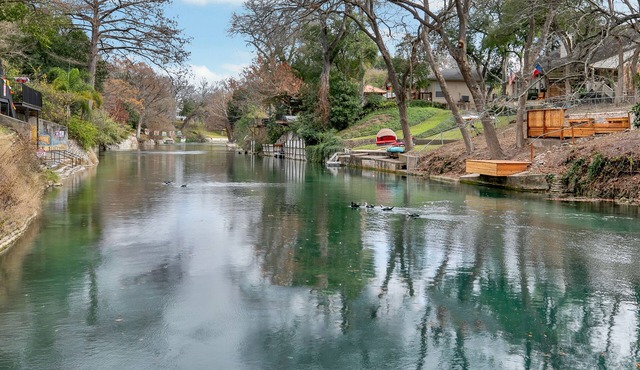 THE FLOAT INN 7 RIVER CONDO, Next to SCHLITTERBAHN.