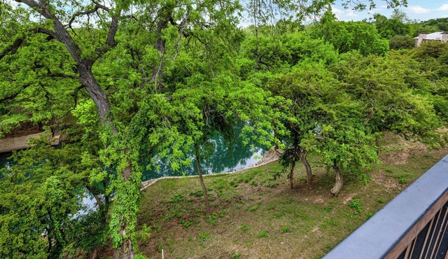 The Float Inn. Beautiful Condo Overlooking the Comal, Across from Schlitterbahn