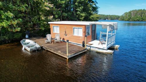 The Floater-A House Boat on Grant Island, Bham Lake, with HotTub, Boat, Pet Friendly
