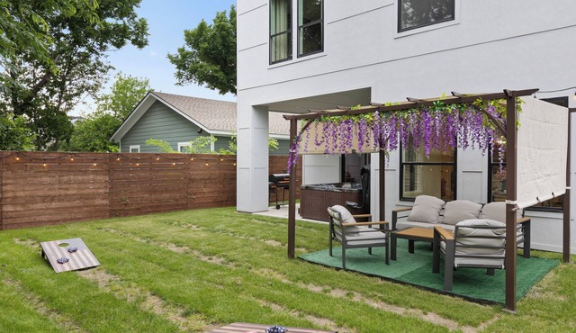 The Floral Home In Dallas With 4 Bedrooms and Hot Tub.
