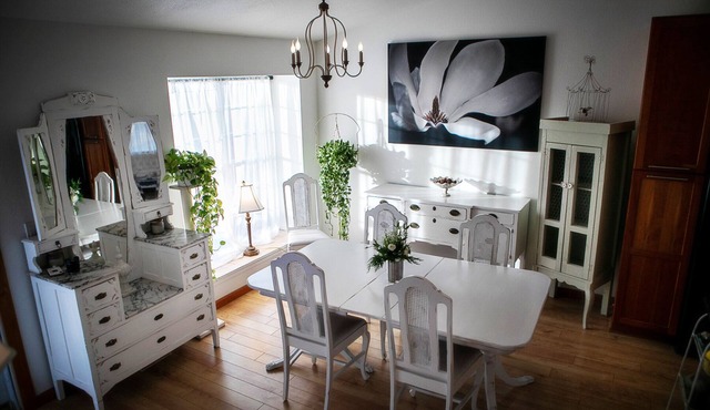 The Flower Artist Home- walk to Pub, Shops & Trails. Dog-friendly!