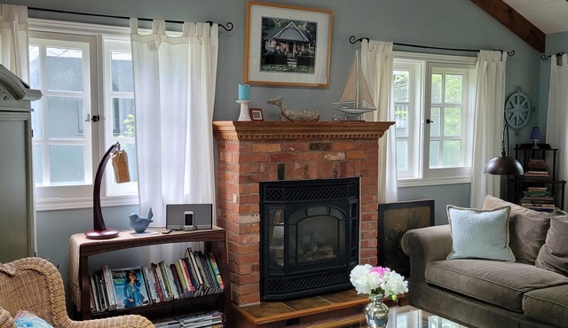 ~the FLYING CLOUD~ Romantic Cottage on the Woods near Lake Ontario
