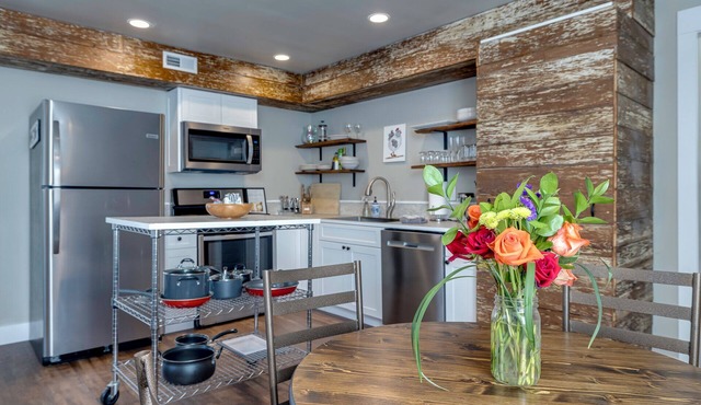 The Flynn- Cute & Cozy Home on Main St, Luray - right downtown! Chef available