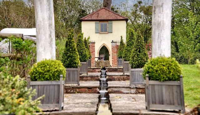THE FOLLY, pet friendly, character holiday cottage in Weobley
