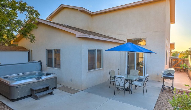 "The Fontana" 4bedrooms, Hot Tub, Patio Mister, and Pets Welcome!