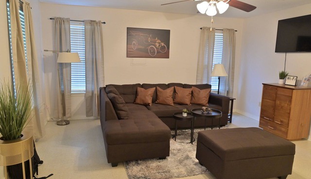 The Ford Manor- Perfect for Extended Stays