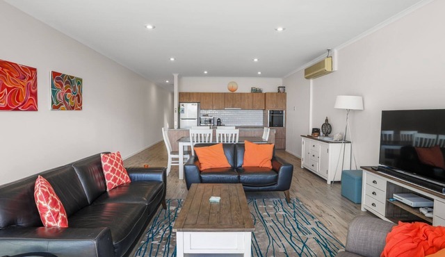 The Foreshore Apartment - Free WIFI, Ocean Views & Walk to the Beach