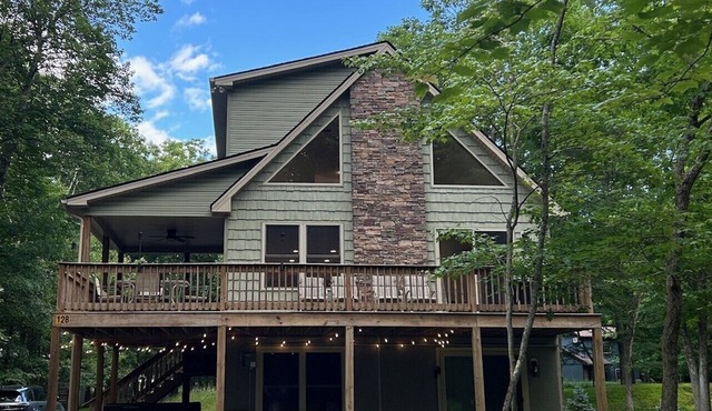 The Forest Chalet with hot tub/lake/pool/games