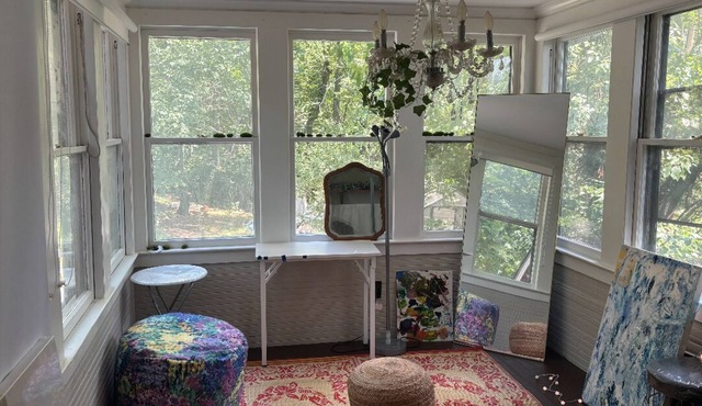 The Forest House. Charming 2-bedroom house with AC, WiFi in terrific Kansas City