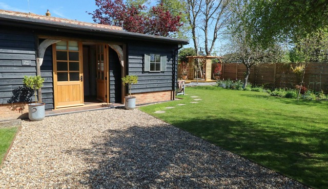 THE FORGE, romantic, character holiday cottage in Stowmarket