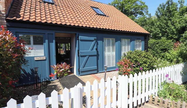 THE FORGE, with a garden in Laceby