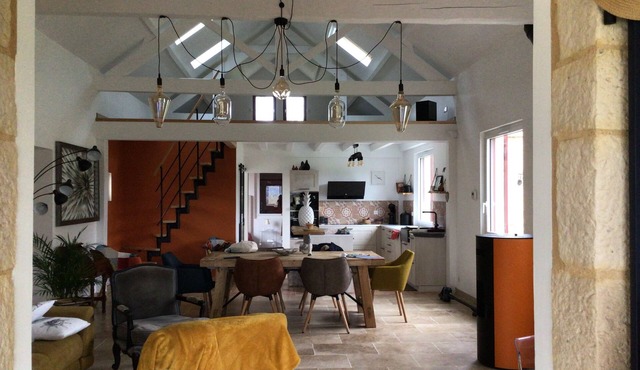 The former barn, house with swimming pool on 5500 m2 of parkland,