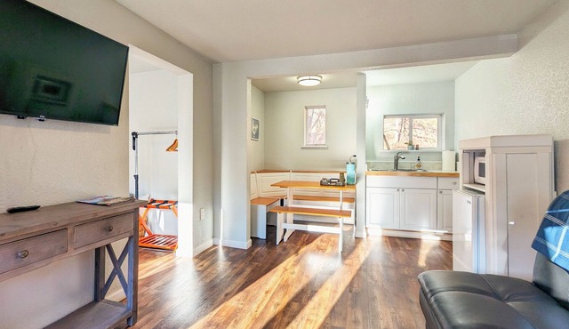 The Fountain Creek Inn of Downtown Manitou Springs [Suite #204]n