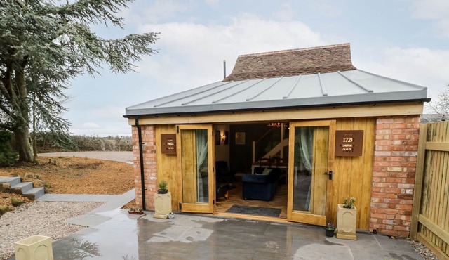 THE FOUNTAIN HOUSE, family friendly, with hot tub in Hartlebury