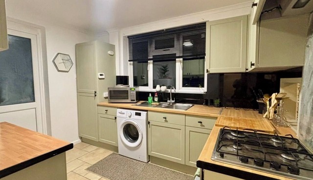 The Four Bedrooms Garden Escape with parking