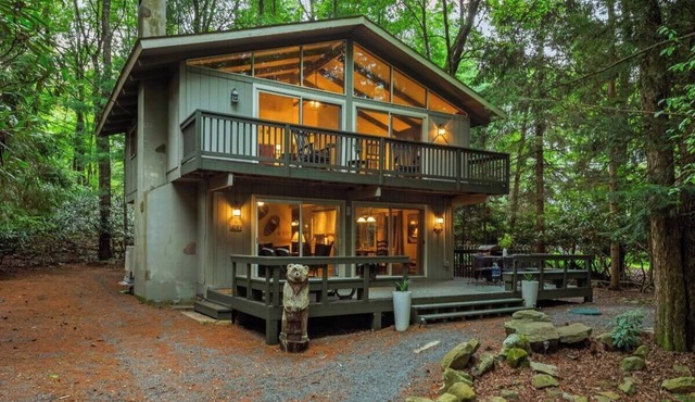 The Four Seasonal! Hot Tub and Fire Pit! Heart of the Poconos