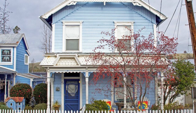 The Fournier House: 1870 Victorian off Main St. in amazing Sutter Creek