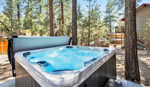 The Fox Den Big Bear ~ Modern Mountain View Retreat w/Hot Tub