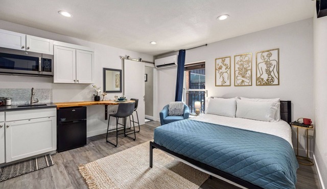 The Fox Den in Old Town! Pool, Sauna & Game Room