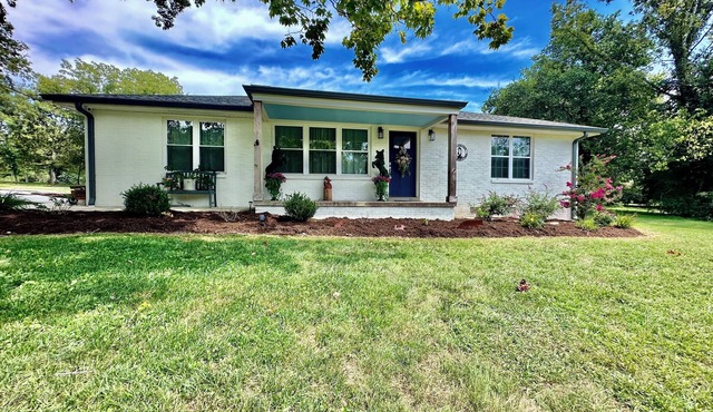 The Fox Den, luxury home, just 2 minutes away from the iconic Bell Buckle Cafe.