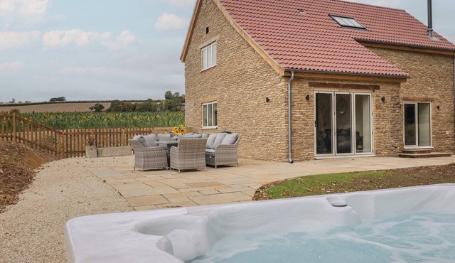 THE FOX DEN, pet friendly, with hot tub in Yeovil, Somerset