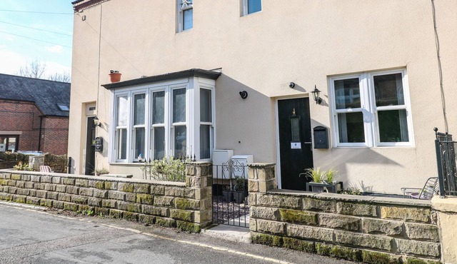 THE FOX HOUSE, pet friendly, with a garden in Belper