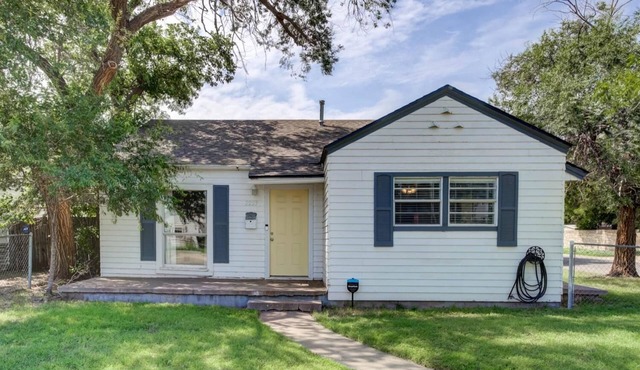 The Fox is a cheerful home near Texas Tech University and Downtown