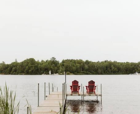 The Fox Lakefront Cottage with PrivateBeach and Sauna